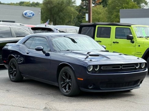 Used 2015 Dodge Challenger SXT w/ Driver Convenience Group image 31