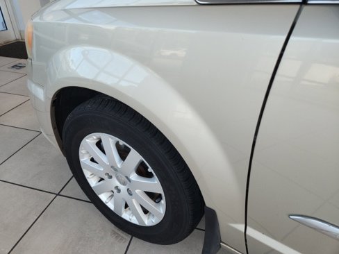 Used 2014 Chrysler Town & Country Touring image 11