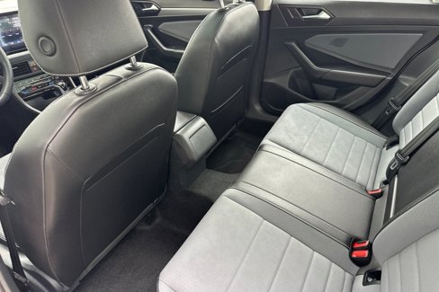 Used 2025 Volkswagen Jetta SE w/ Sunroof Package image 12