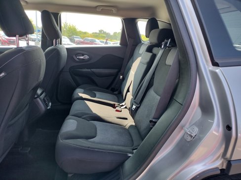Used 2016 Jeep Cherokee Sport image 7