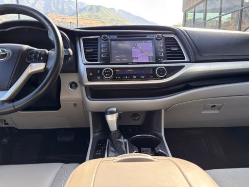 Used 2015 Toyota Highlander XLE image 19