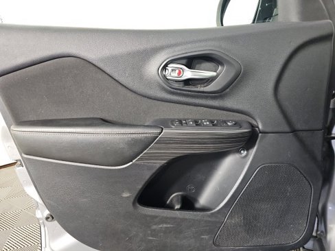 Used 2017 Jeep Cherokee Latitude w/ Cold Weather Group image 11