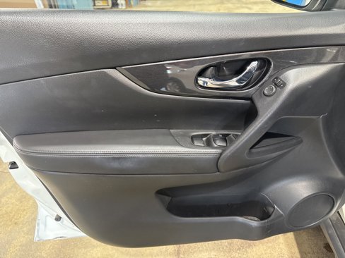 Used 2017 Nissan Rogue SV image 17
