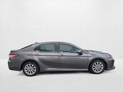 Used 2019 Toyota Camry LE image 2