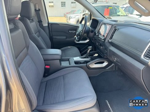 Used 2023 Nissan Frontier SV image 2