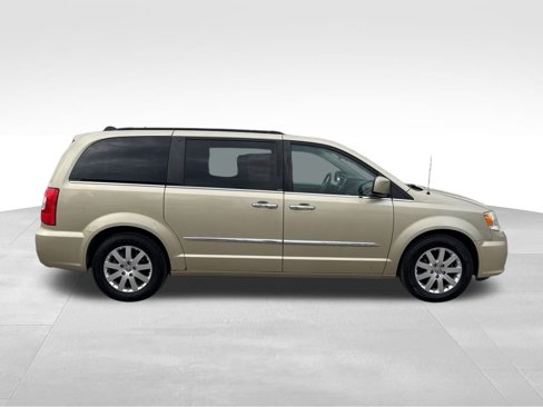 Used 2011 Chrysler Town & Country Touring-L image 7