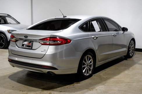 Used 2017 Ford Fusion SE w/ Fusion SE Technology Package image 5