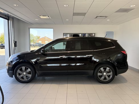 Used 2017 Chevrolet Traverse LT image 2