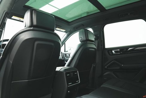 Used 2022 Porsche Cayenne w/ Premium Package image 31