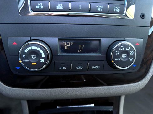 Used 2011 Cadillac DTS Luxury image 30