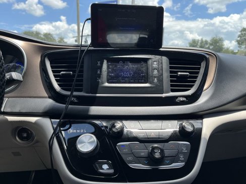 Used 2017 Chrysler Pacifica Touring image 18