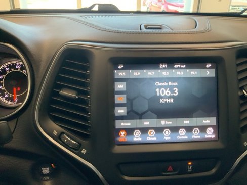 Used 2022 Jeep Cherokee Latitude Lux w/ Mopar Interior Package image 22