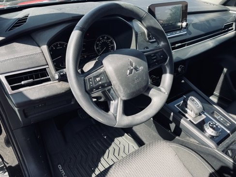 Used 2023 Mitsubishi Outlander ES image 11