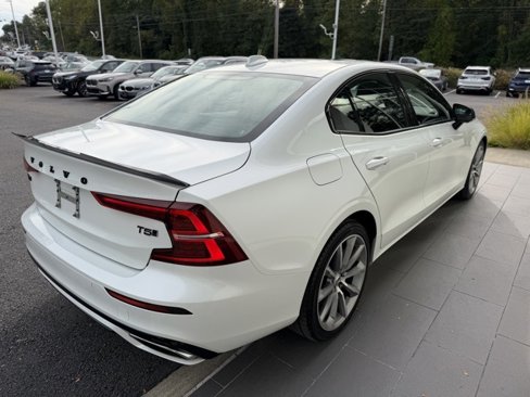 Used 2021 Volvo S60 T5 Momentum w/ Premium Package image 7