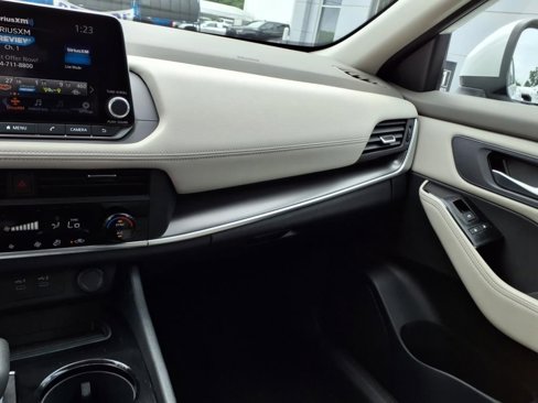 Used 2024 Nissan Rogue SV image 27