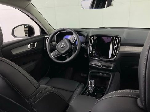 New 2026 Volvo XC40 B5 Plus w/ Protection Package Premier image 32