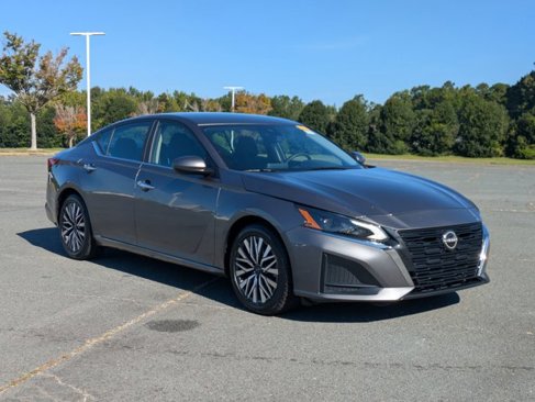 Used 2023 Nissan Altima 2.5 SV image 2