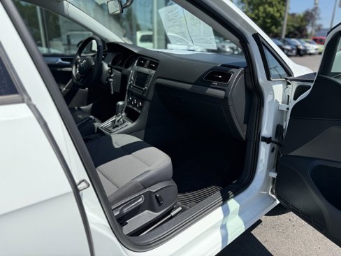 Used 2017 Volkswagen Golf SportWagen image 17