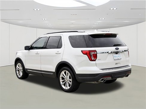 Used 2018 Ford Explorer XLT w/ Equipment Group 202A image 5