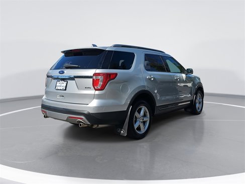 Used 2017 Ford Explorer XLT w/ Equipment Group 202A image 5