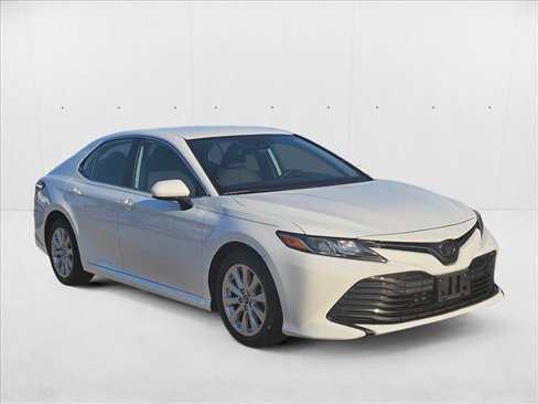 Used 2019 Toyota Camry LE image 3