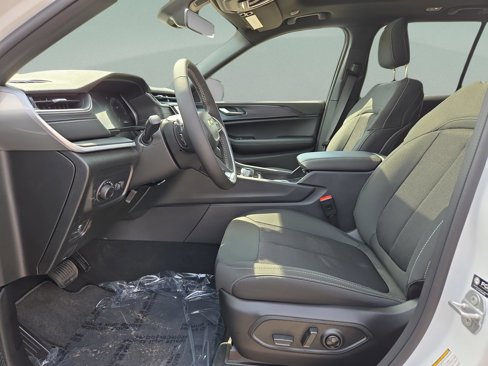New 2025 Jeep Grand Cherokee Laredo image 14
