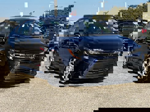 Used 2024 Toyota Corolla LE image 2
