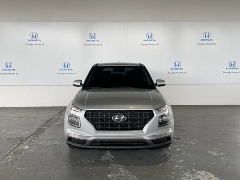 Used 2020 Hyundai Venue SE image 2