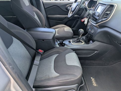 Used 2016 Jeep Cherokee Sport image 33