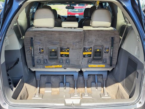 Used 2011 Toyota Sienna LE image 21