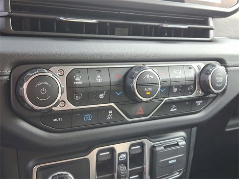 Used 2024 Jeep Wrangler Unlimited Sahara image 15