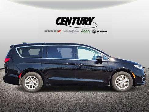 Used 2024 Chrysler Pacifica Touring-L image 2