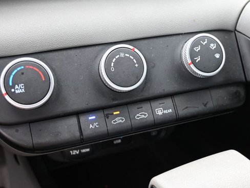 Used 2022 Hyundai Elantra SE image 32