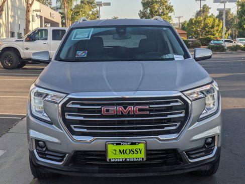 Used 2024 GMC Terrain SLT image 2