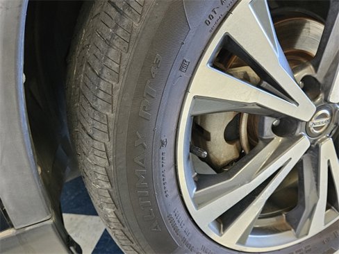 Used 2018 Nissan Rogue SL image 18