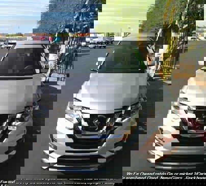 Used 2019 Nissan Rogue S image 2