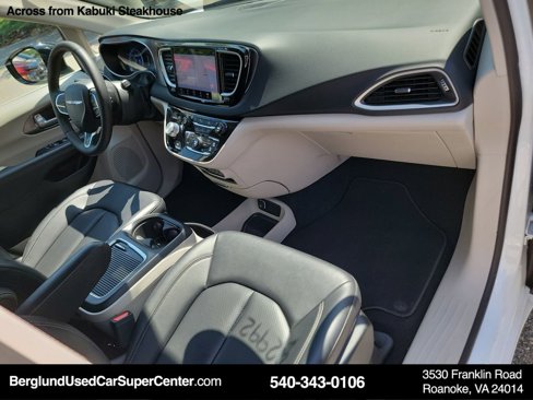 Used 2024 Chrysler Pacifica Touring-L image 18