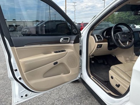 Used 2017 Jeep Grand Cherokee Limited w/ Luxury Group II image 17