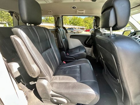 Used 2016 Chrysler Town & Country Touring image 17
