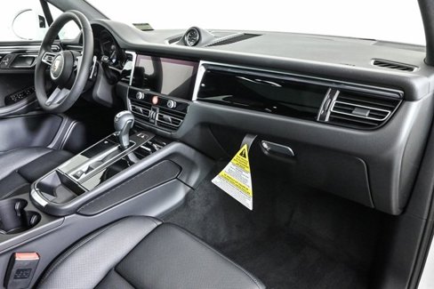 Certified 2025 Porsche Macan image 24