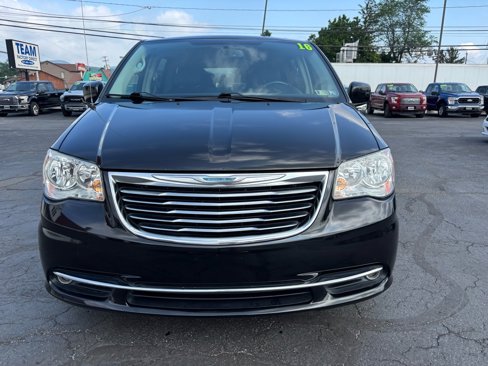 Used 2016 Chrysler Town & Country Touring image 2