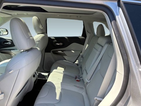 Used 2019 Jeep Cherokee Limited w/ Luxury Group image 15