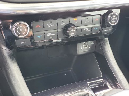 Used 2022 Jeep Compass Limited image 17