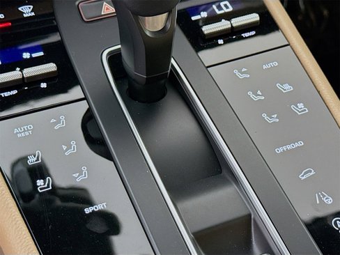 Certified 2022 Porsche Macan image 17
