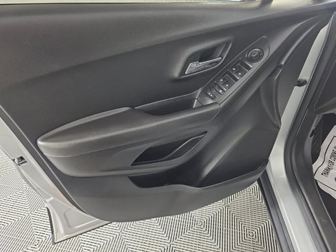 Used 2019 Chevrolet Trax LT w/ LT Convenience Package image 12