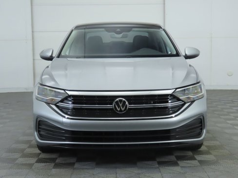 Certified 2024 Volkswagen Jetta SE image 3