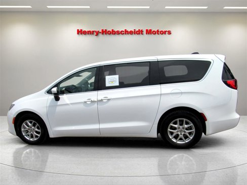 Used 2022 Chrysler Voyager LX image 2