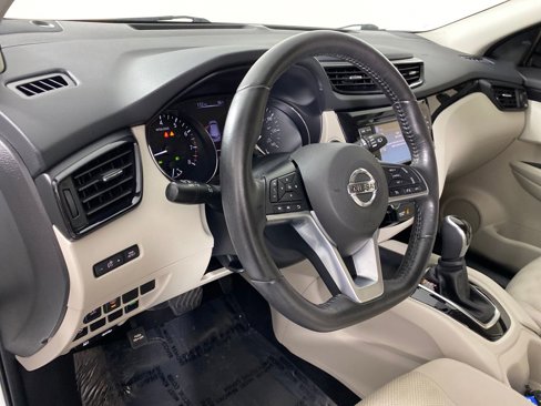 Used 2017 Nissan Rogue Sport SV w/ SV Premium Package image 10