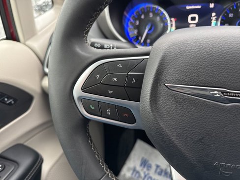 Used 2023 Chrysler Pacifica Touring-L image 45