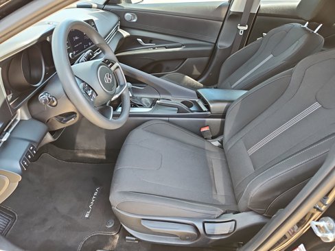 Used 2022 Hyundai Elantra SE image 13
